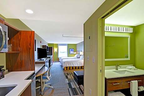 Queen Studio with Two Queen Beds and Mountain View - Non-Smoking