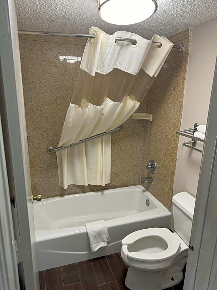 Days Inn & Suites by Wyndham Tuscaloosa - Univ. of Alabama