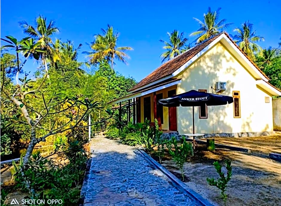 Rumah Mertua Pulau Merah