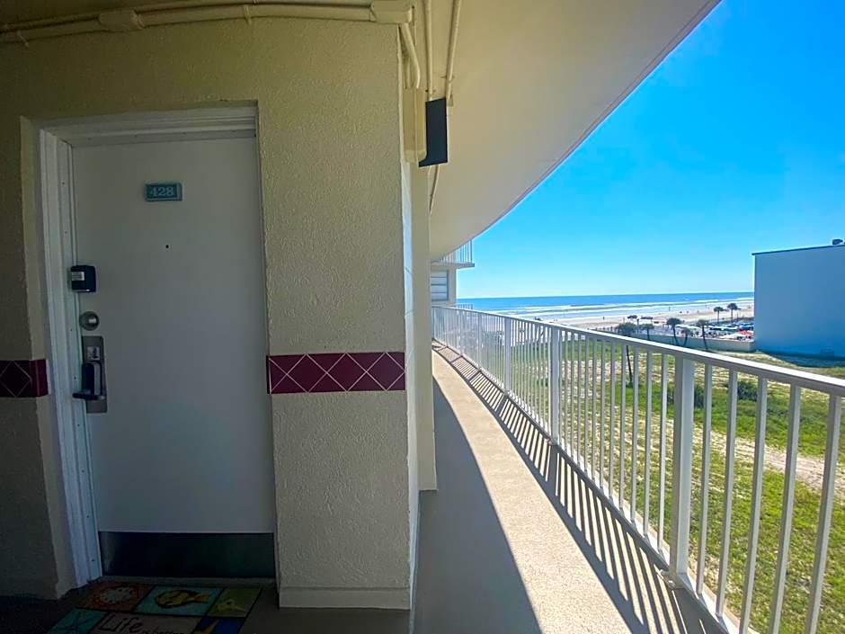Ocean View Renovated Condo With Pool - DAYTONA BEACH