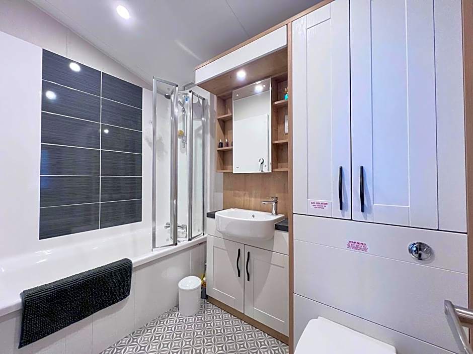 Lakeside Dorchester Lodge - Hot Tub with Fishing Peg