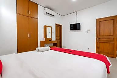 RedDoorz near Exit Toll Moh Toha