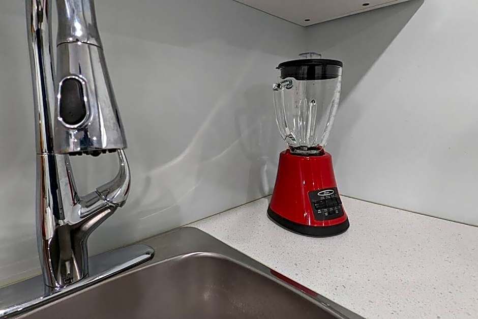 SERENE & MODERN 1BED SUITE + CLOSE TO AIRPORT