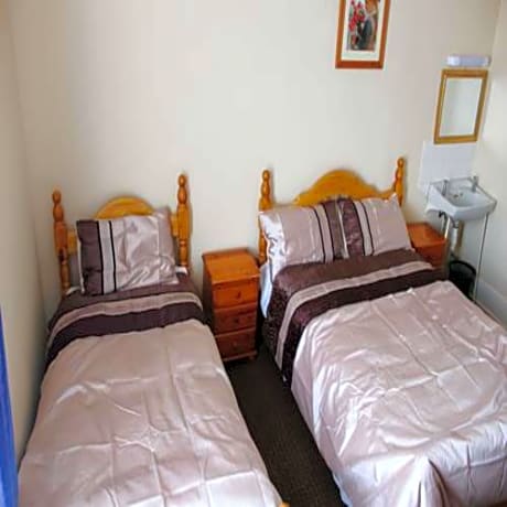 Basic Triple Room with Shared Bathroom