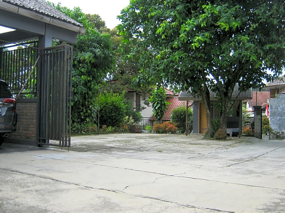 Aqilakost n Cafe Gadog Puncak