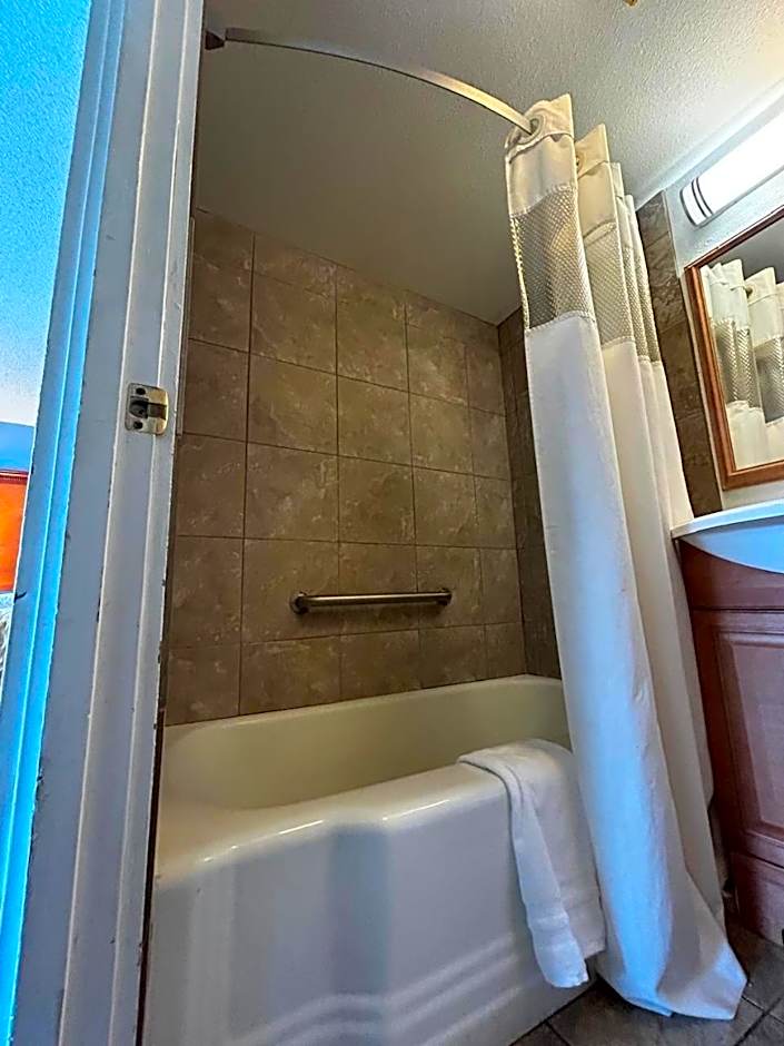 Travelers Inn by OYO Longview Kelso