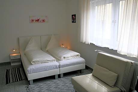 Studio with Garden View and Kitchen