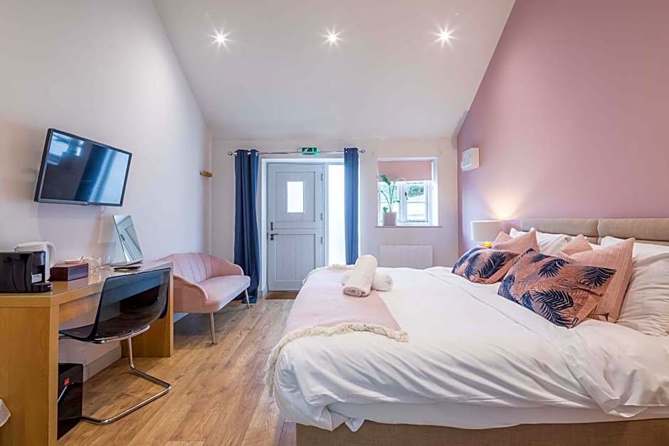 King Deluxe Ensuite with Shower-Bath and Courtyard View - Fawcett