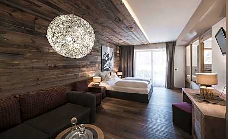 Wellness Suite with Jacuzzi and Infrared Cabine