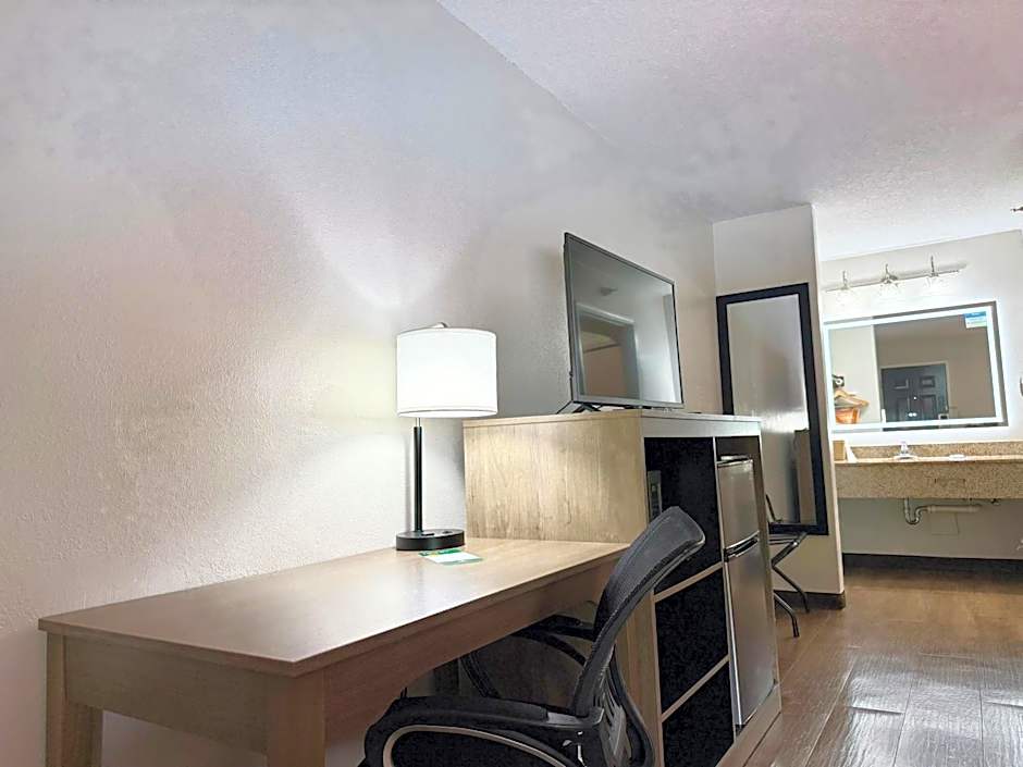 Quality Inn & Suites Greenville I-65