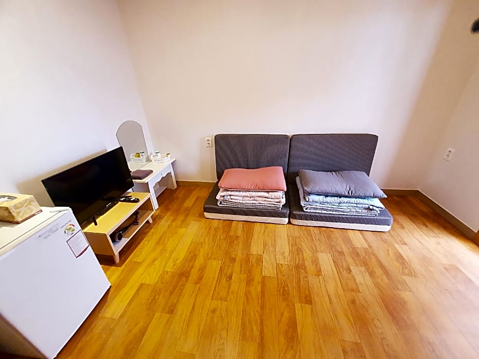 Hwangridangil Adamjeong Hanok Stay