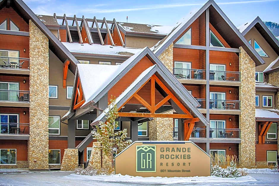 Outstanding Mountain Condo WATERSLIDE and HOT TUB managed by Little Sister Getaways