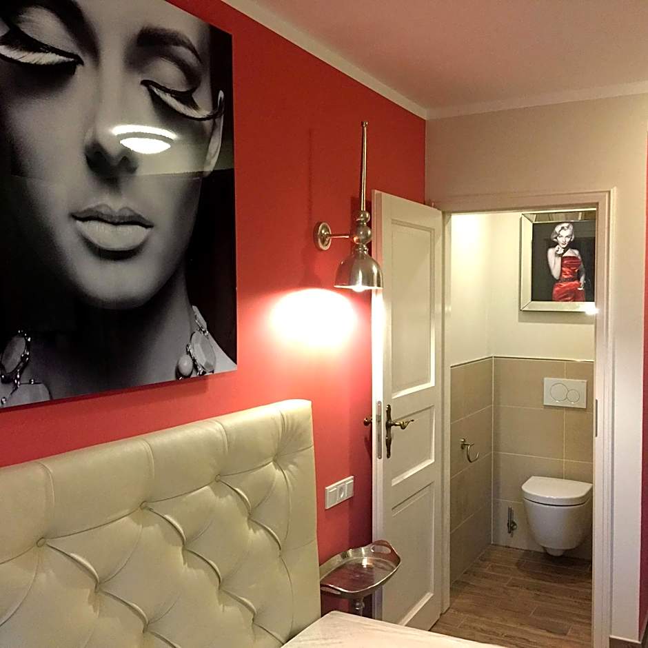 UNO Hotel Chapeau Noir - Free Parking