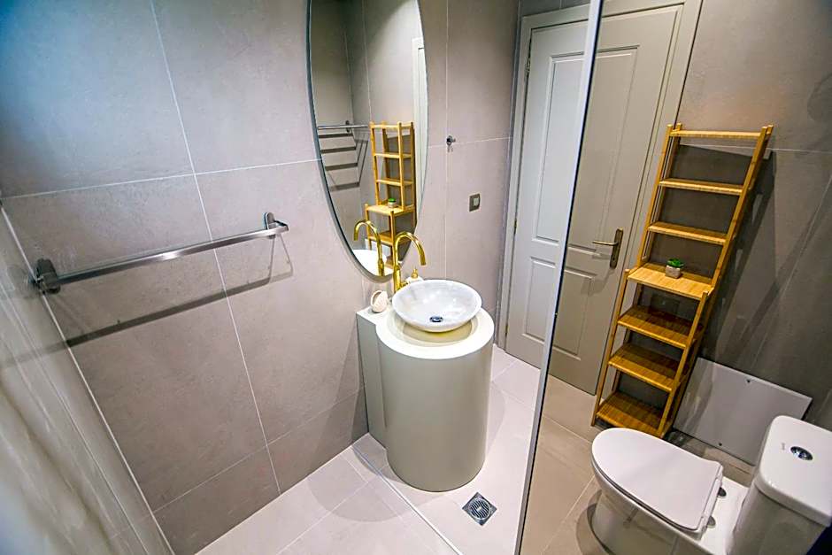 IO Luxury Pool & Hot Tub Suites