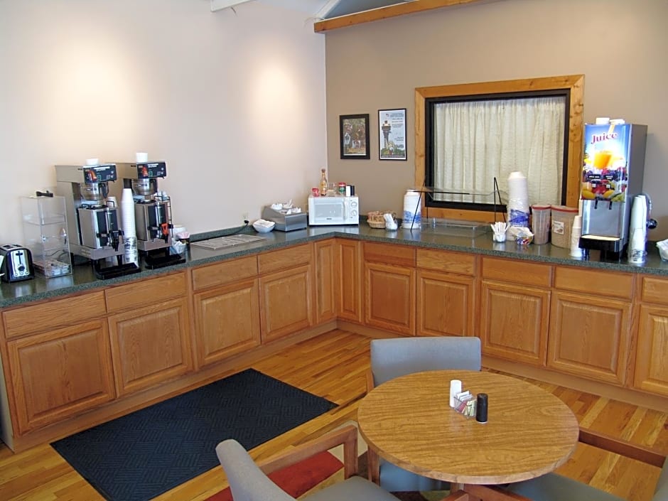 Super 8 by Wyndham Branson / Shepherd of the Hills Exwy