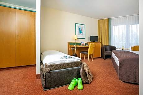 Family Room (2 Adults + 1 Child)