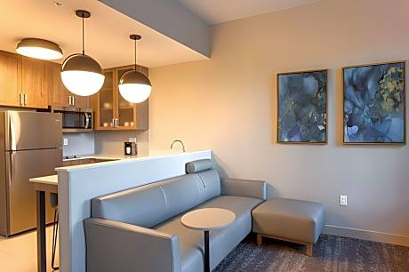 Guest room, 1 King, Corner room