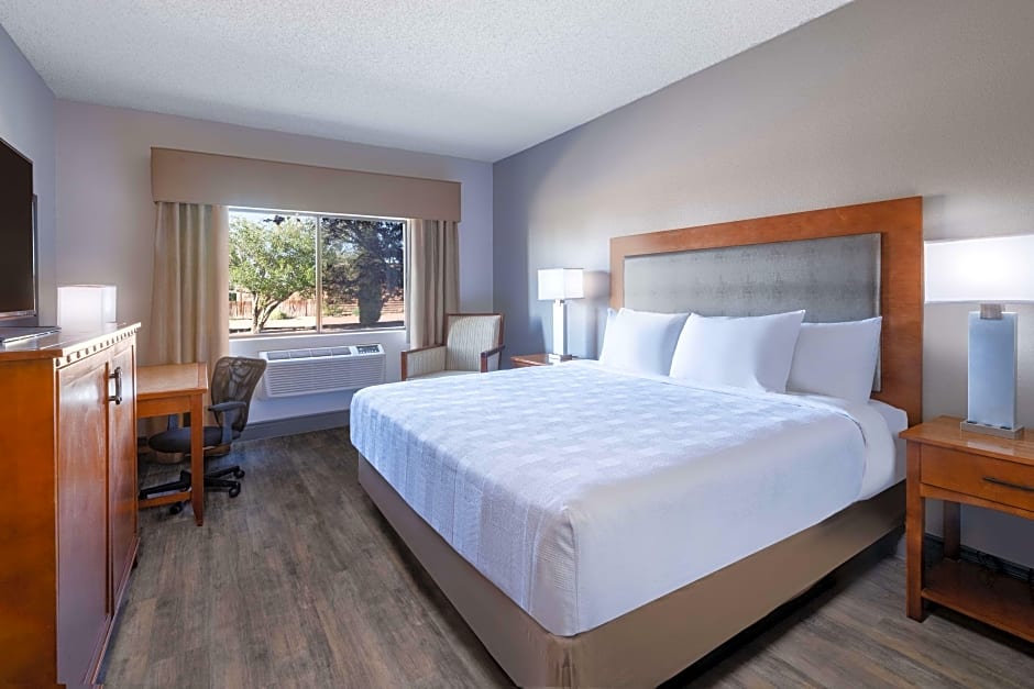 Photo 1 of 9 of 1 King Bed, Hearing/Mobility Accessible, Bathtub