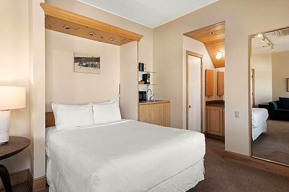 Independence Square 300, Nice Hotel Room with Great Views, Location & Rooftop Hot Tub!
