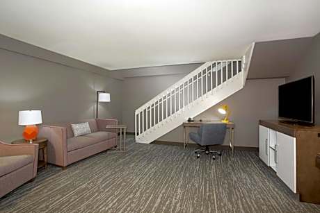 King Suite - Non-Smoking