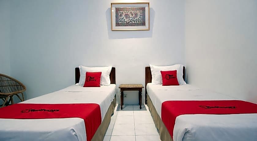 RedDoorz Plus near Alun Alun Selatan 2