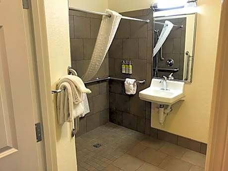 1 Kng Studio Suite Comm Access Roll Shwr