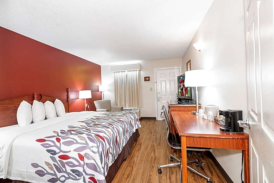 Red Roof Inn & Suites Calhoun