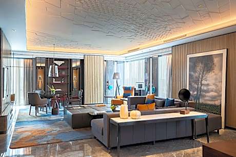 Concierge lounge access, Vice Presidential Suite, Bedroom 1: 1 King, Bedroom 2: 2 Twin