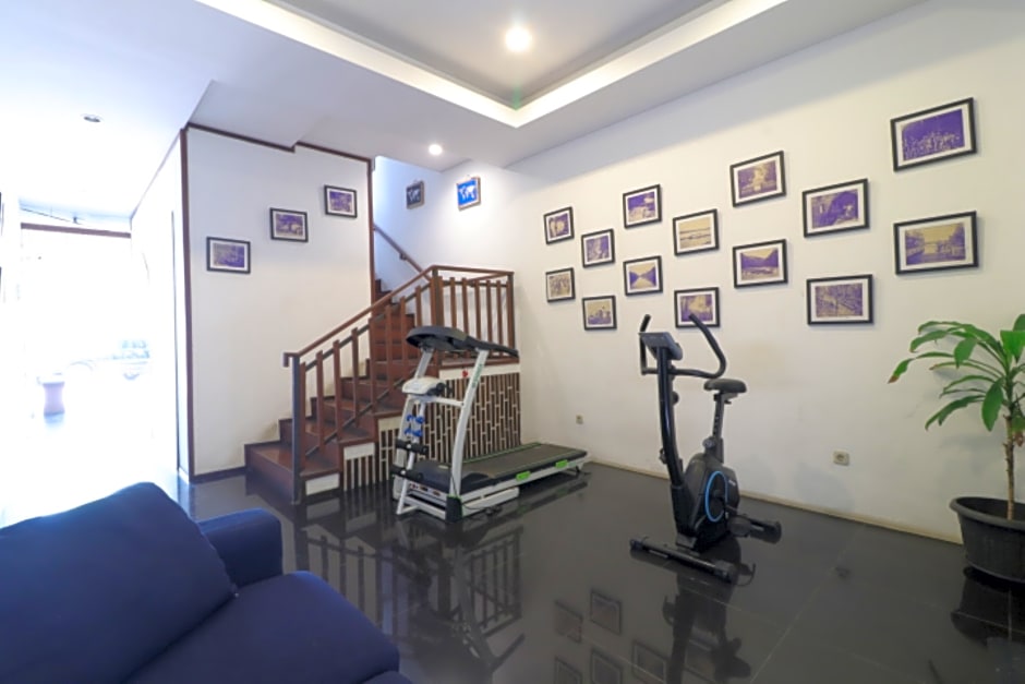 Pejaten Valley Residence by ZUZU