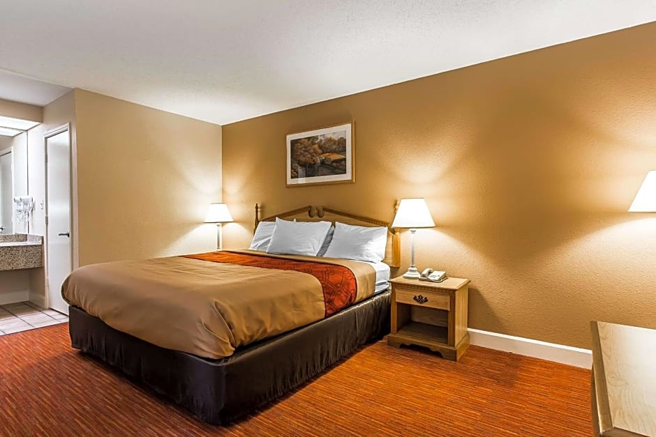 Econo Lodge Inn & Suites