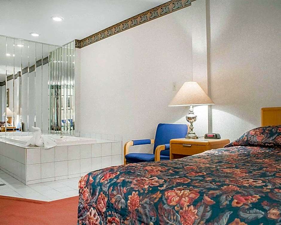 Econo Lodge By The Falls