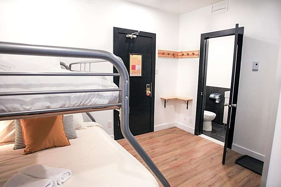 Auberge Saintlo Montreal Hostel