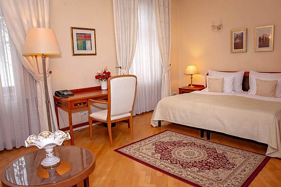 FLEUR DE LIS HOTEL