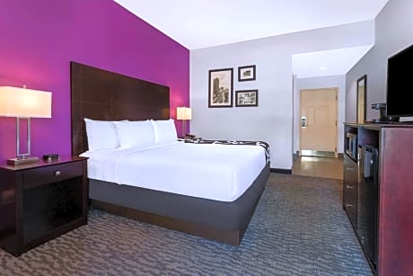 1 King Bed, Efficiency Studio Suite, Full Kitchen, Non-Smoking