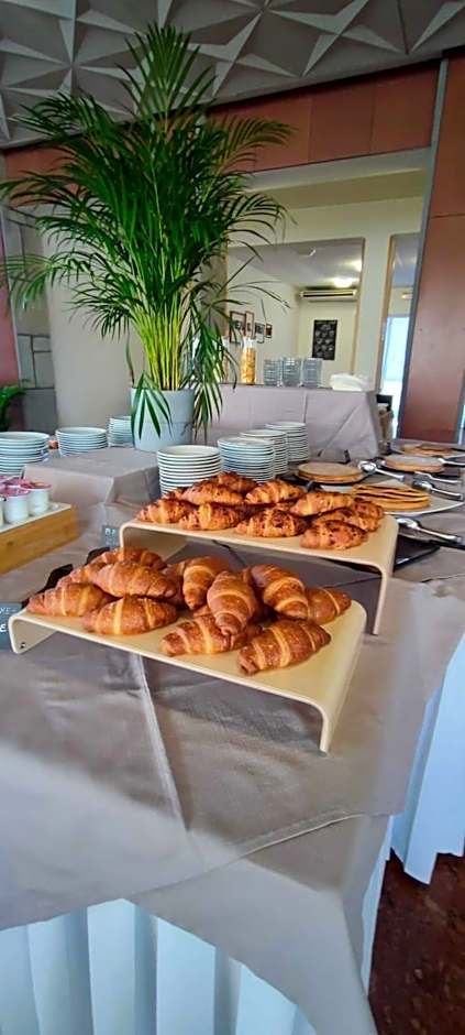 B&B Promenade Hotel Simple con Piscina