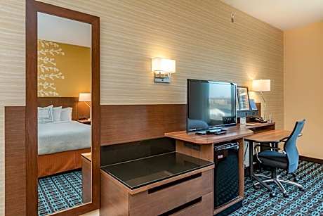 Queen Suite with Sofa Bed and Adapted Tub - Mobility and Hearing Accessible