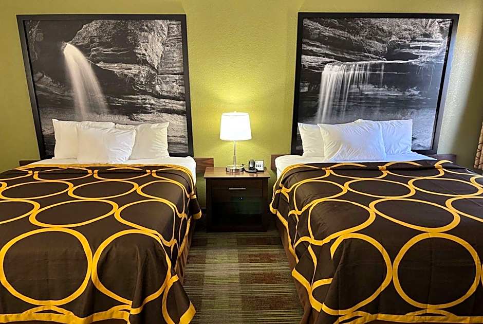 Super 8 by Wyndham Lincoln