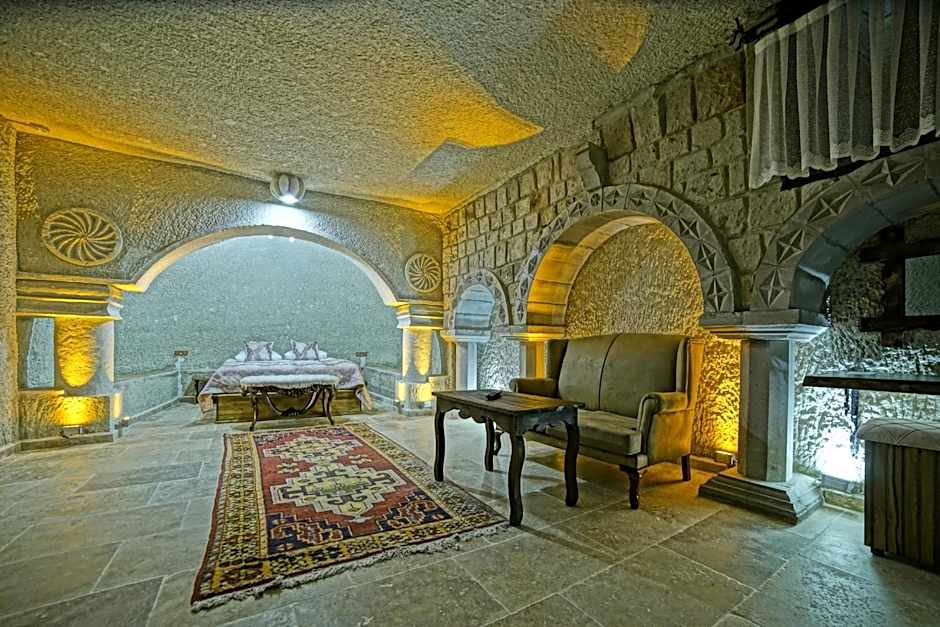 Risus Cave Suites