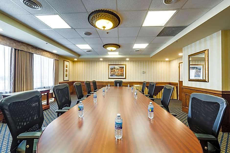 Monte Carlo Inns Airport Suites