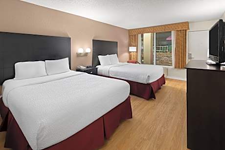 2 Queen Beds Poolside View First Floor Non-Smoking