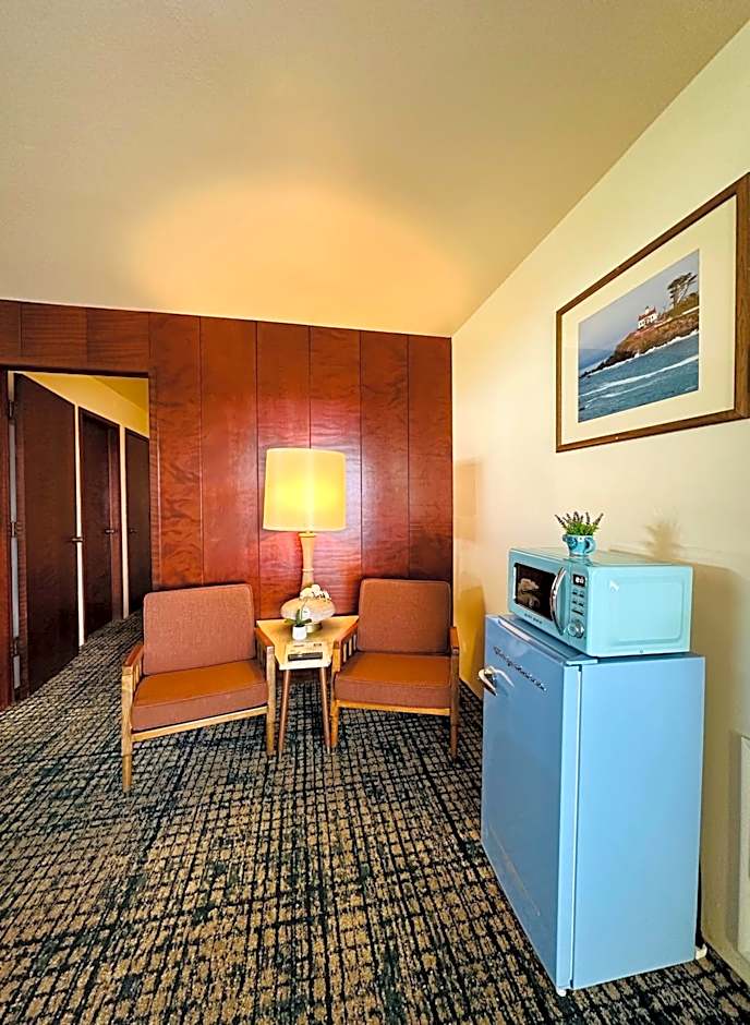 Curly Redwood Lodge