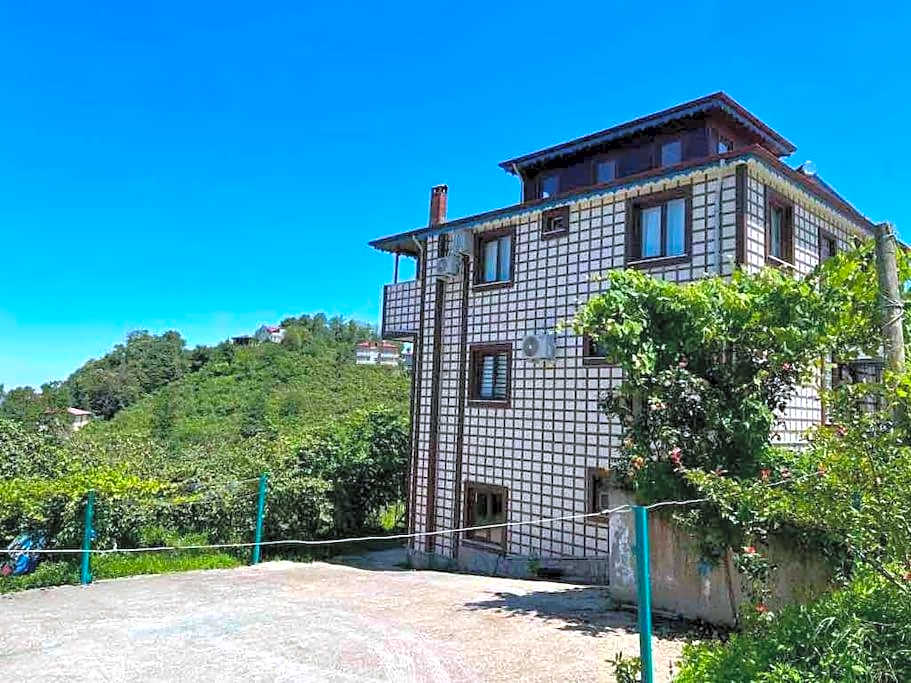 Trabzon Araklı'da Deniz Manzaralı Müstakil Villa