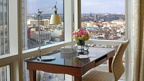 Four Seasons Executive Suite with Fountain View