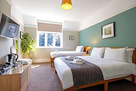 Family room-Standard-Shared Bathroom-Room 5