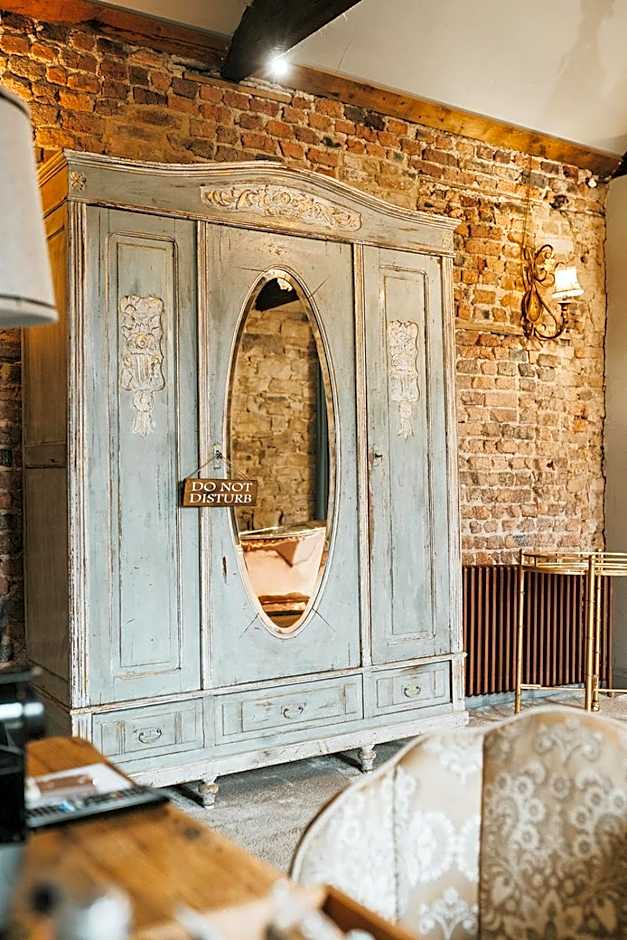 Le Petit Chateau & William de Percy