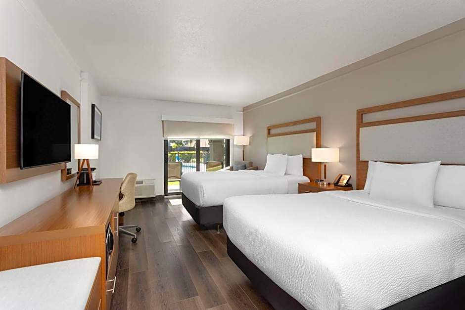 La Quinta Inn & Suites by Wyndham Fort Lauderdale Cypress Creek