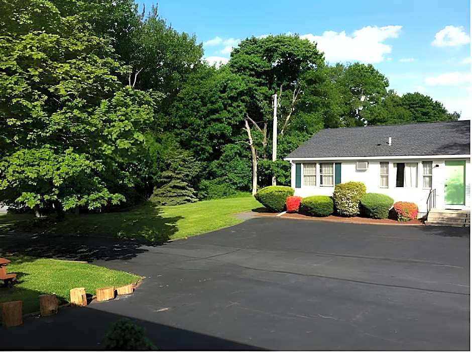 Founder's Brook Motel and Suites