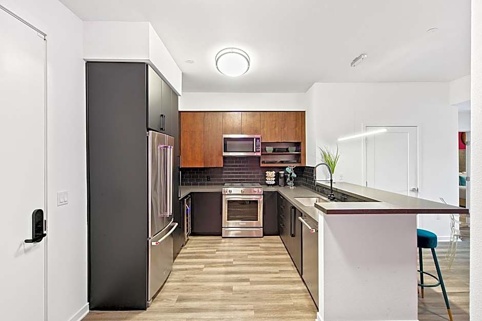 Fairfax District Chic City Oasis 2 BR Apt with Den 136