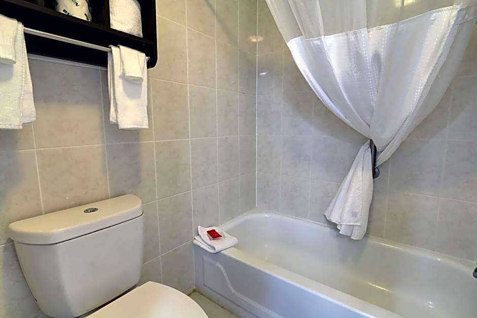 Travelodge by Wyndham Calhoun South I-75