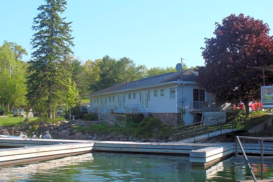 Boathouse Country Inn